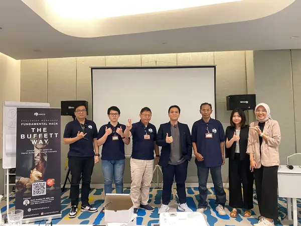 Foto grup peserta di lobi acara