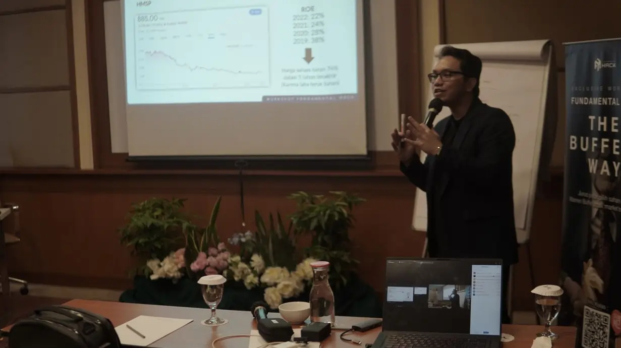 Peserta seminar trading sedang belajar