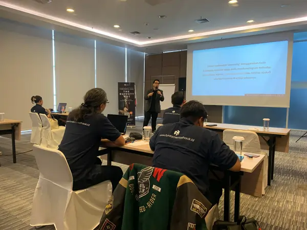Foto grup di luar ruangan dengan patung besar