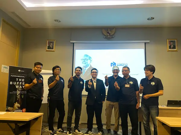 Foto grup peserta di tangga besar