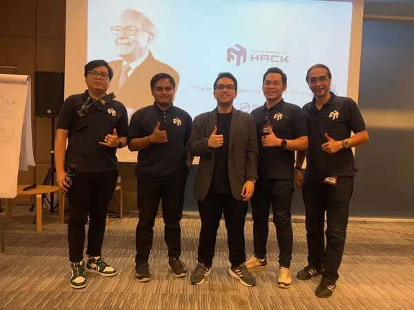 Suasana seminar di dalam ruangan dengan layar proyektor